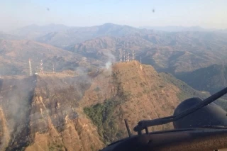 Treinta descargas de agua lanzadas desde un helicóptero UH-60 del Grupo Aéreo del Casanare fueron necesarias para apagar el incendio.